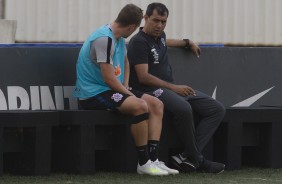 Carille e Carlos conversam no treino desta segunda-feira