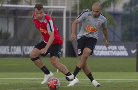 Carlos e Régis durante treino nesta segunda-feira; Corinthians encara a Ferroviária, na quarta