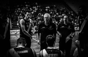 Treinador vascaíno durante o jogo contra pelo Novo Basquete Brasil, contra o Corinthians