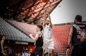 A bola de Giovannoni viaja para cesta vascaína durante o jogo pelo Novo Basquete Bras