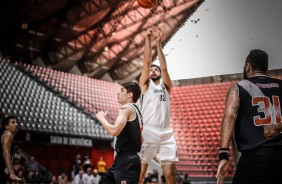 A bola de Giovannoni viaja para cesta vascana durante o jogo pelo Novo Basquete Bras