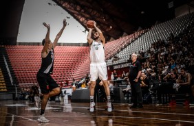 Giovannoni arremessa durante o jogo contra o Vasco pelo Novo Basquete Brasil