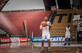 Fuller pronto para o arremesso durante o jogo contra o Vasco pelo Novo Basquete Brasil