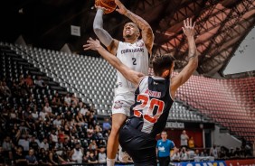 Fuller pronto para cesta durante o jogo contra o Vasco pelo Novo Basquete Brasil