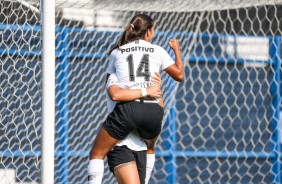 Millene comemora seu gol contra o Internacional, pelo Brasileiro Feminino
