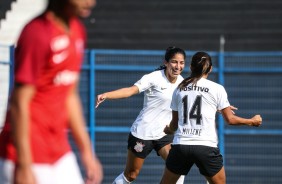 Katiscia e Millene no jogo contra o Internacional, pelo Brasileiro Feminino