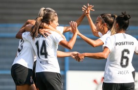 Meninas do Corinthians feminino comemoram os 5 a 0 contra o Internacional