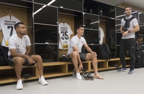 Sornoza, Avelar e Boselli no vestirio da Arena Corinthians antes do jogo contra a Ferroviria