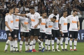 Jogadores no meio de campo durante as penalidades contra a Ferroviária, na Arena Corinthians