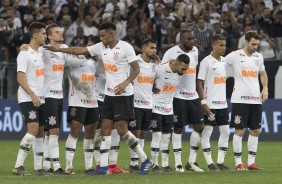 Jogadores no meio de campo durante as penalidades contra a Ferroviria, na Arena Corinthians