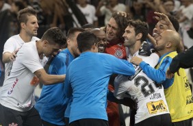 Jogadores comemoram muito a classificao contra a Ferroviria, na Arena Corinthians