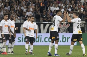 Jogadores do Corinthians na espera das cobranas de pnalti contra a Ferroviria