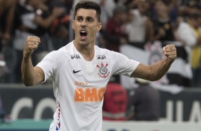 Danilo Avelar comemorando gol do Corinthians contra a Ferroviária, na Arena