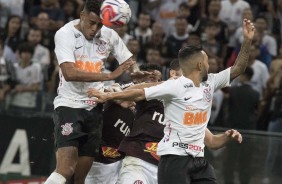 Gustavo e Clayson disputam a bola na partida contra a Ferroviria, na Arena Corinthians