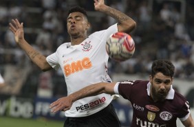 Gustavo em disputa de bola durante jogo contra a Ferroviária, pelo Paulistão