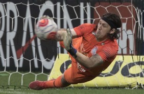 Iluminado, Cssio defendeu um pnalti contra a Ferroviria, na Arena Corinthians