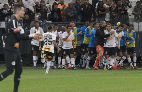 Jogadores comemoram a classificao do Corinthians diante a Ferroviria, na Arena