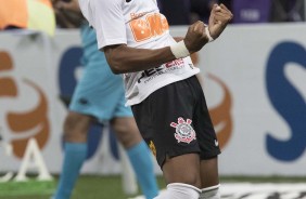 Pedrinho comemora o seu pênalti convertido contra a Ferroviária, na Arena Corinthians