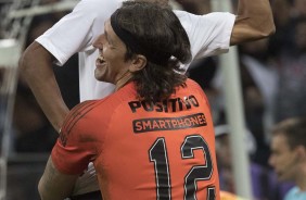 Pedrinho comemora seu pênalti convertido com Cássio, que também defendeu uma cobrança