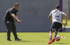 Flávio Grava orienta Gabriel no treino deste sábado no CT