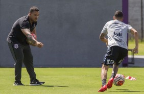 Flvio Grava orienta Gabriel no treino deste sbado no CT