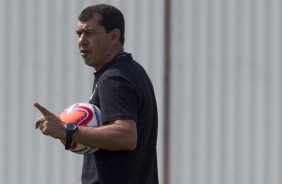 Carille passa instruções no treino de hoje no CT Joaquim Grava