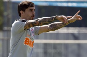 Fagner no treino deste sábado no CT Joaquim Grava; Timão enfrenta o Santos