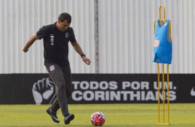Fábio Carille comanda o treino deste sábado no CT Joaquim Grava