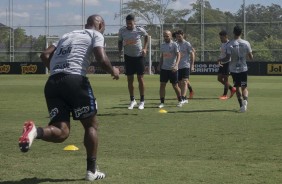 Jogadores durante o treino desta manhã no CT Joaquim Grava