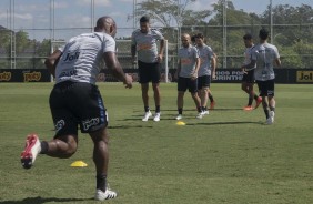 Jogadores durante o treino desta manh no CT Joaquim Grava