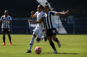 Adriana disputa a bola em partida contra o Santos