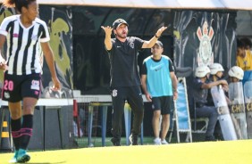Arthur Elias dando instrues para as jogadoras do Corinthians