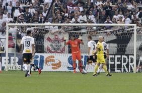 Cássio conversa com os companheiros durante vitória do Corinthians