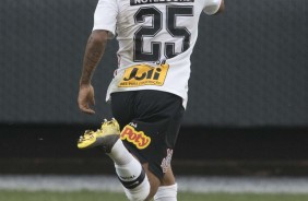 Clayson comemora o gol marcado contra o Santos na semifinal do Paulista