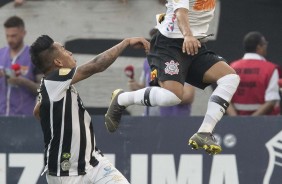 Clayson sobe mais alto que Cueva para tentar finalizar jogada no clássico