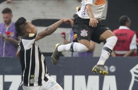 Clayson sobe mais alto que Cueva para tentar finalizar jogada no clssico