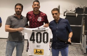 Dulio e Kalil entregaram camisa e placa para Ralf no vestirio da Arena Corinthians