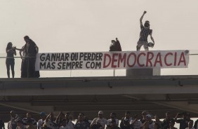 Esttua de Scrates e faixa em homenagem a Democracia Corinthiana na Arena neste domingo