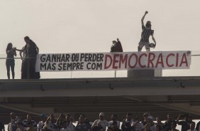 Estátua de Sócrates e faixa em homenagem a Democracia Corinthiana na Arena neste domingo