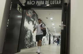 Fagner chegando na Arena Corinthians para o clássico contra o Santos