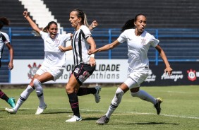 Gabi Nunes e Adriana comemoram o gol do Corinthians