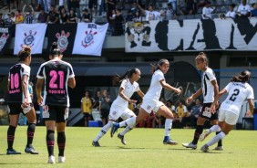 Jogadoras do Corinthians comemoram o segundo gol contra o Santos