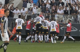 Jogadores do Corinthians comemoram gol contra o Santos neste domingo