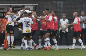 Jogadores do Corinthians comemoram o segundo gol do Timão contra o Santos