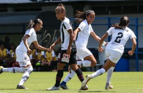 Kati, Victria e Adriana comemoram o segundo gol contra o Santos