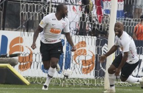 Love e Manoel comemoram o primeiro gol do Corinthians
