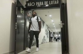 Manoel chegando ao estádio antes do duelo com o Santos
