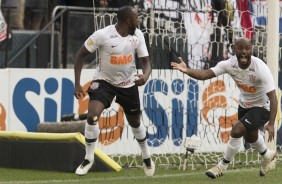 Manoel e Vagner Love comemoram o primeiro gol do Corinthians