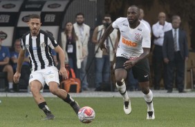 Manoel sentiu dores no ombro, mas terminou o jogo contra o Santos em campo