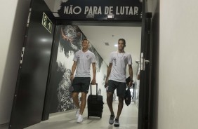 Mateus Vital e Pedrinho chegam na Arena para o embate com o Santos